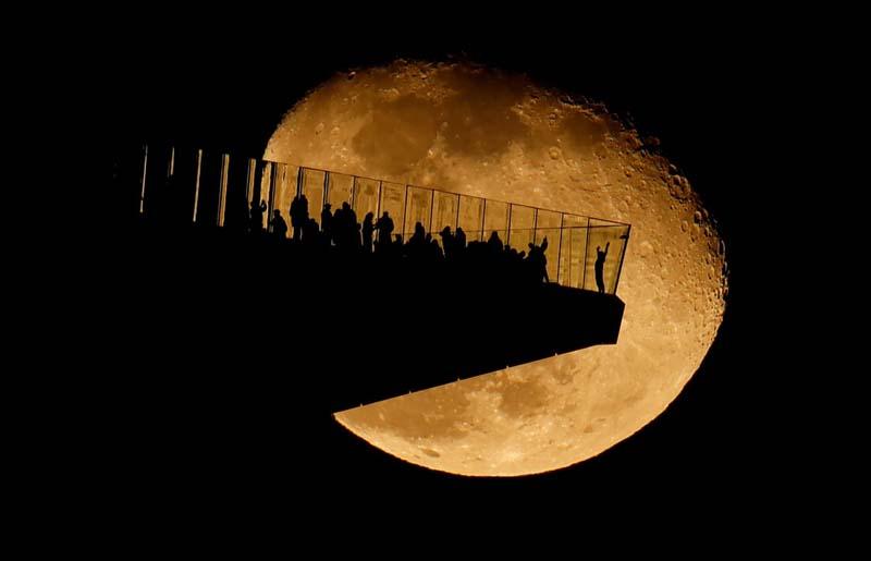 تماشای ماه از عرشه رصدخانه Edge NYC در نیوجرسی آمریکا