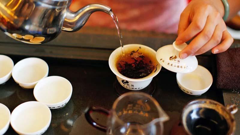 ریختن آب جوش روی چای خشک دا هونگ پائو