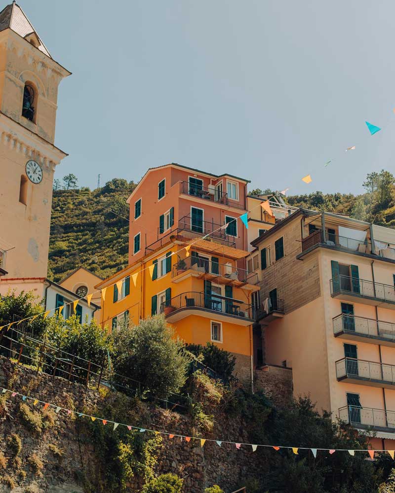 ساختمان‌های روی صخره شهری در ایتالیا