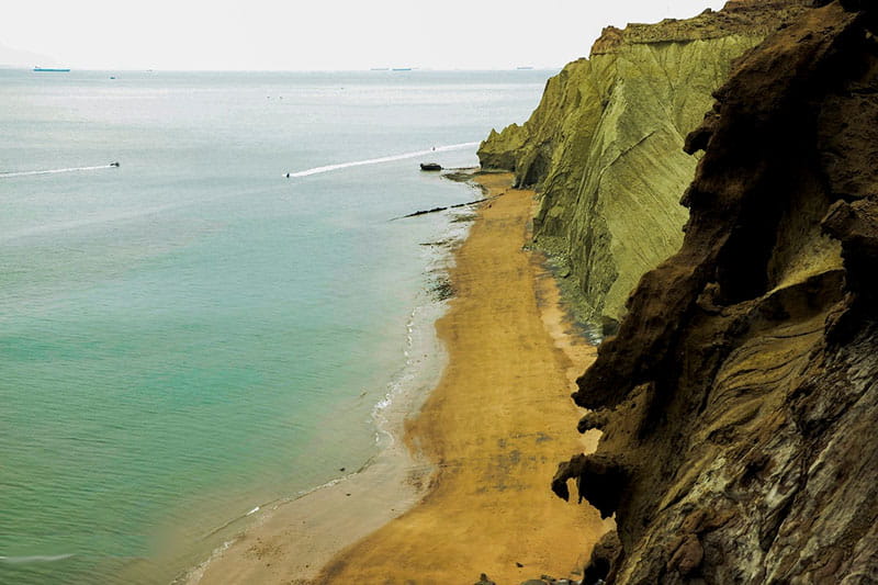 ساحل جزیره هرمز از نمای بالای کوه، منبع عکس: ویکی مدیا، عکاس: علیرضا بهاری
