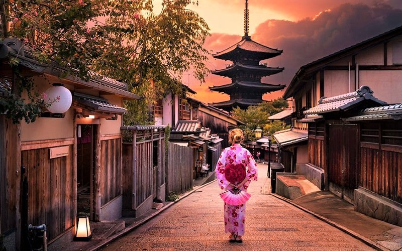 زنی ژاپنی در نزدیکی ساختمانی با معماری ژاپنی