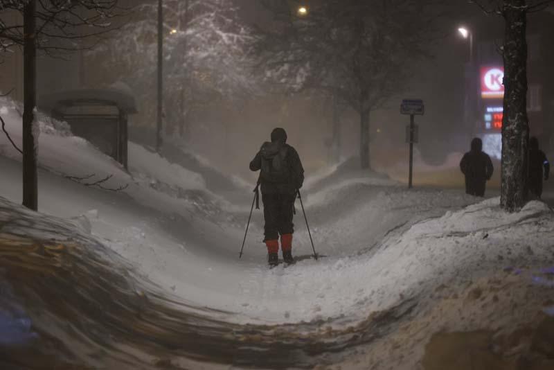 اسکی در خیابان‌های نروژ پس از بارش برف سنگین