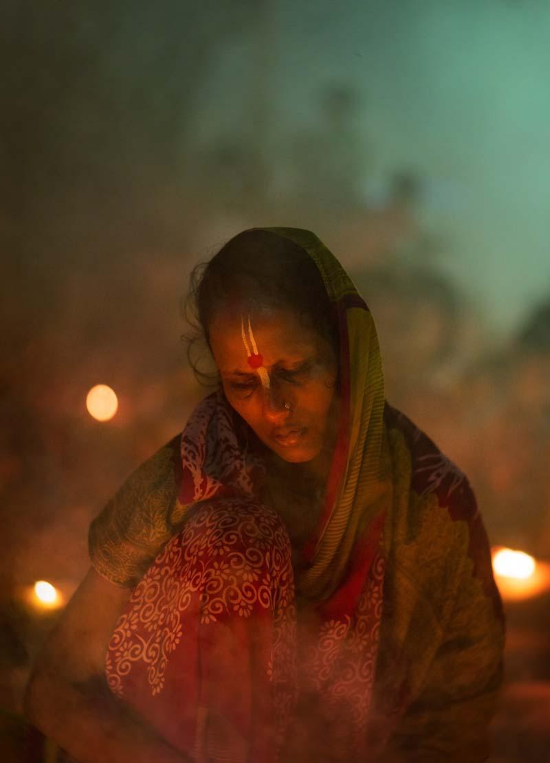 زن هندوی بنگلادشی در آیین راخر اوپوپاش
