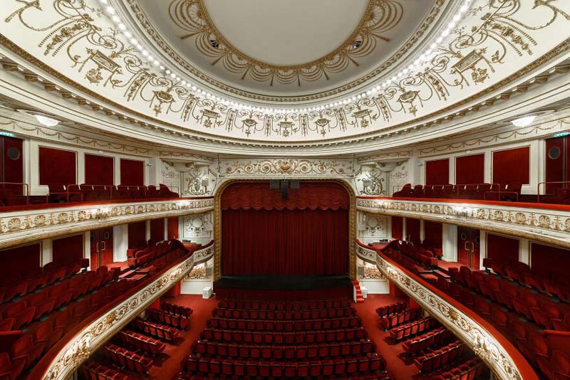 سالن تئاتر ماریگنی (Théâtre Marigny) 