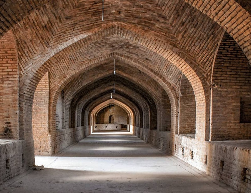 معماری راهروهای کاروانسرای لاسجر؛ منبع عکس: گوگل‌مپ؛ عکاس: حسین محمدی