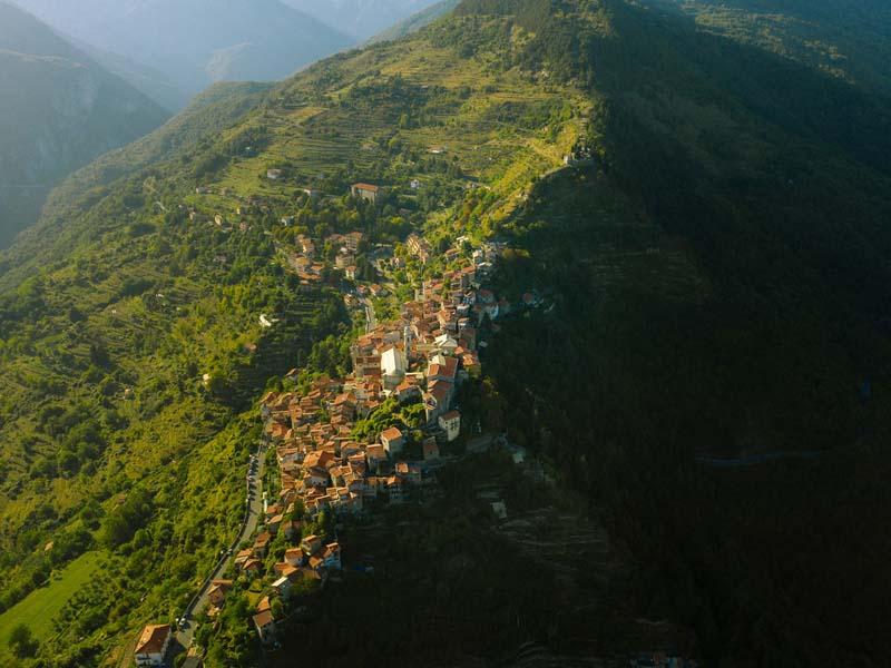 شهر کوچکی در میان کوه در اروپا