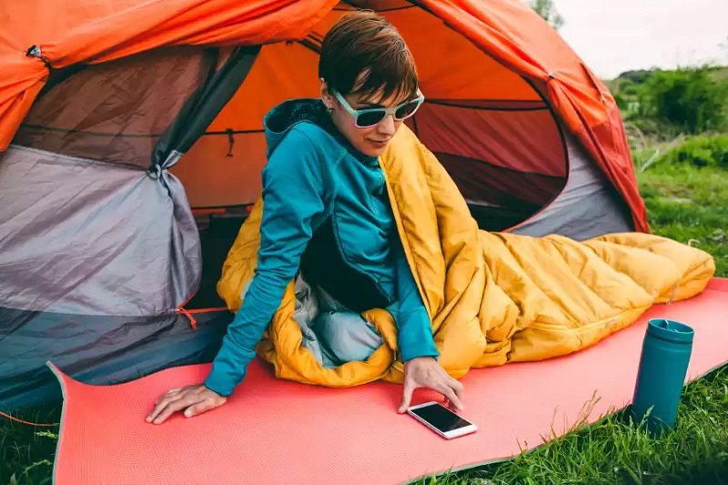 از تشک زیر کیسه خواب استفاده کنید. منبع تصویر: Camping.org. عکاس: ناشناس