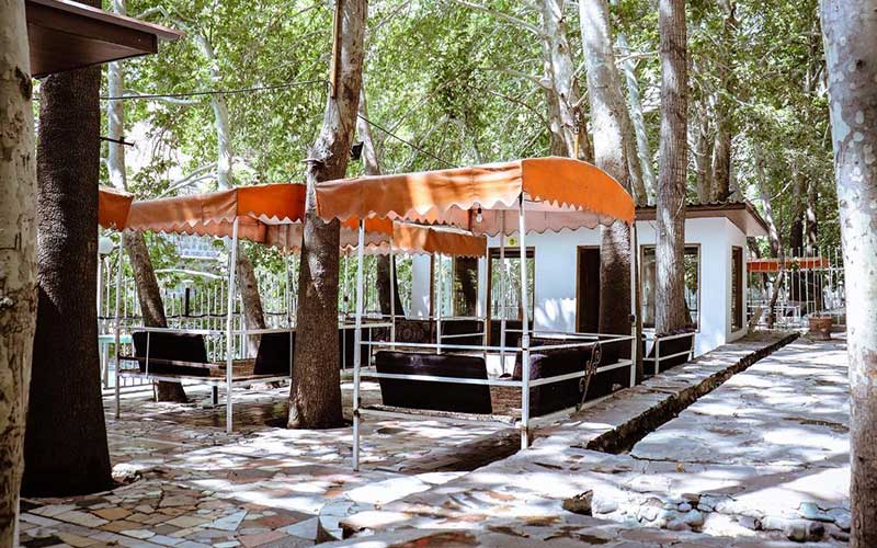 فضای باز رستوران لادن چالوس، منبع عکس: گوگل مپ، عکاس: علی تهرانی مجد