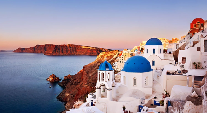 کلیساهای گنبد آبی در سانتورینی؛ منبع عکس: سایت strogilisantorini.com. عکاس: نامشخص