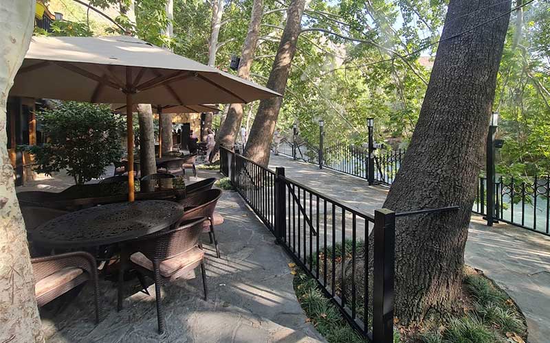 فضای باز رستوران لاله کهن جاده چالوس، منبع عکس: گوگل مپ، عکاس: مرتضی فضل اللهی