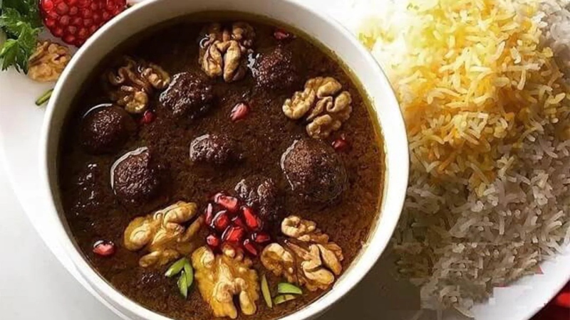 خورشت فسنجان با تزیین گردو؛ منبع عکس: سایت kalleh.com. عکاس: نامشخص