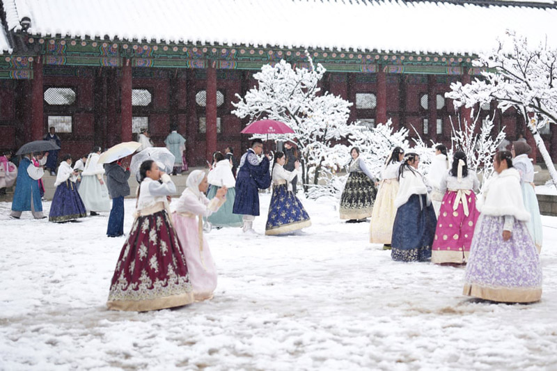 گردشگران در کاخ Gyeongbokgung در سئول در یک روز برفی. منبع تصویر: گاردین; عکاس: لی جین من