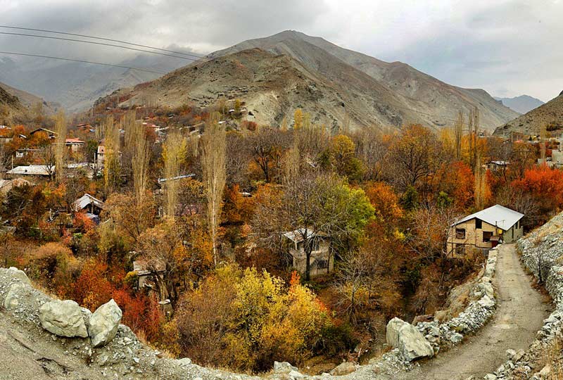 عکس هوایی از روستای فشم در پاییز؛ منبع عکس: Google Maps، عکاس: Mohsen Ahmadi