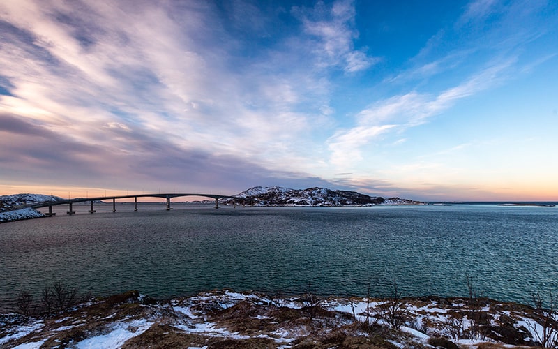 عبور پل از روی دریاچه‌ای در نروژ