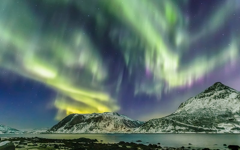منطقه‌ای کوهستانی در نروژ با آسمانی رنگی