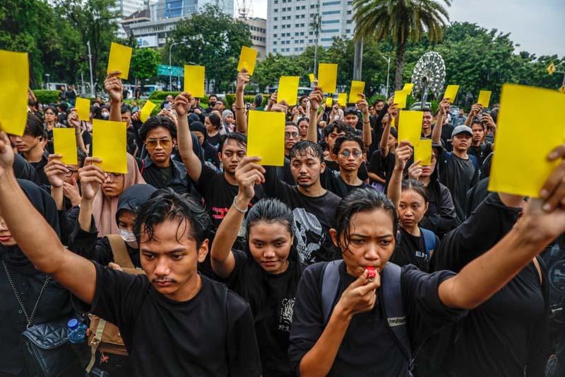  نشان دادن کارت زرد به رئیس جمهور اندونزی توسط فعالان مدنی جاکارتا در اعتراض به نقض حقوق بشر