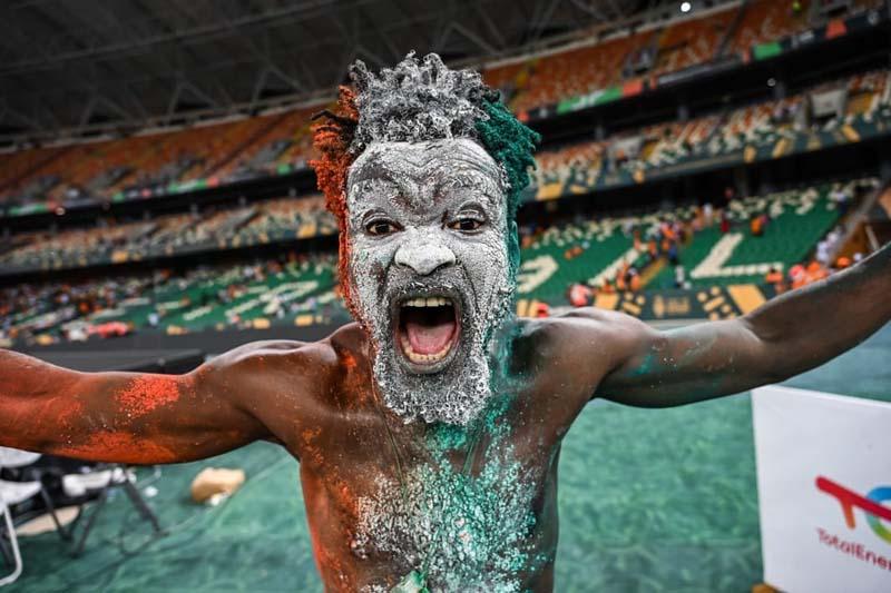 خوشحالی یکی از هواداران ساحل عاج، پس از پیروزی تیمش در فینال جام ملت های آفریقا مقابل نیجریه