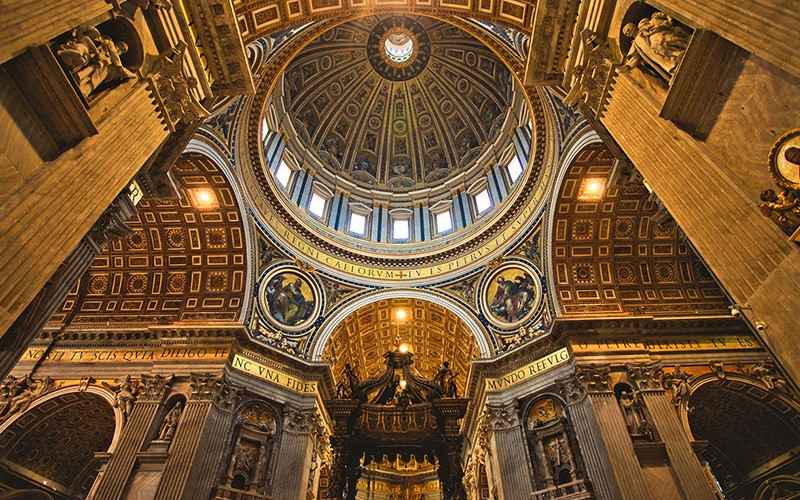 تزیینات داخلی یک کلیسا در رم