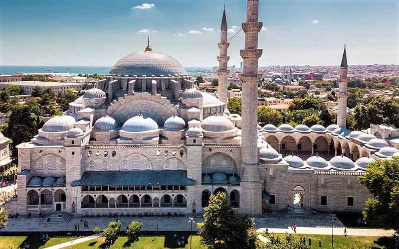 گنبد و مناره‌های مسجد سلیمانیه، منبع عکس: istanbul-tourist-information.com، عکاس: نامشخص