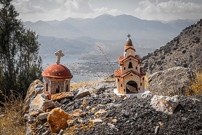 دو سازه معبد شکل بر صخره‌ای در یونان