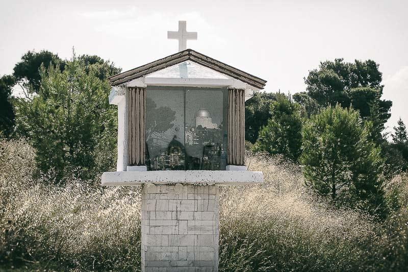 عبادتگاهی کوچک در میان دشتی در یونان