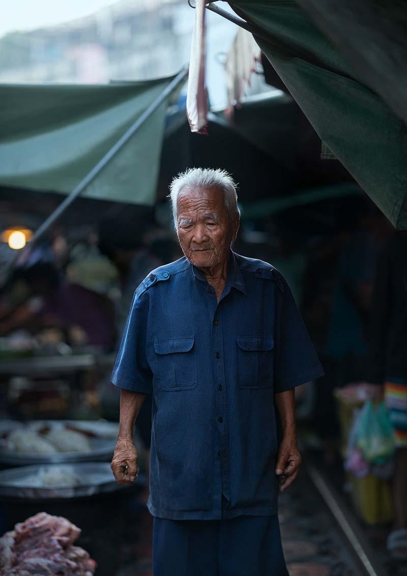 پیرمردی در خیابانی در بانکوک