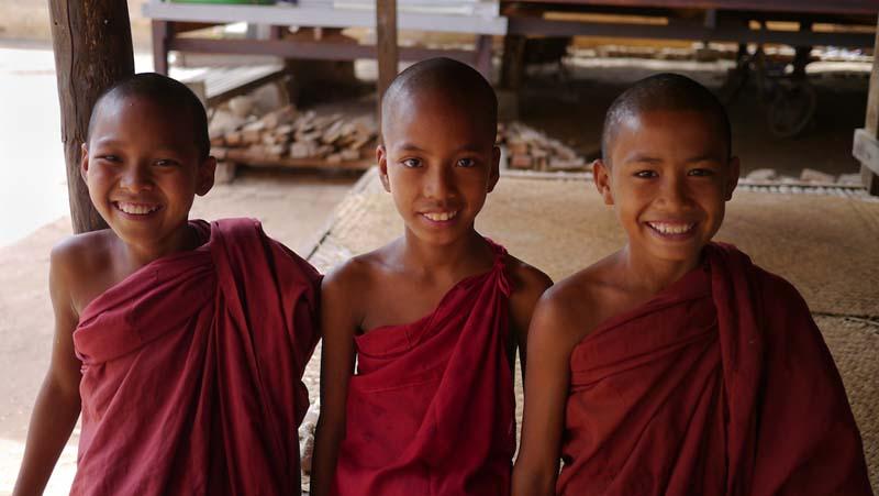 سه پسربچه با لباس راهبان بودایی