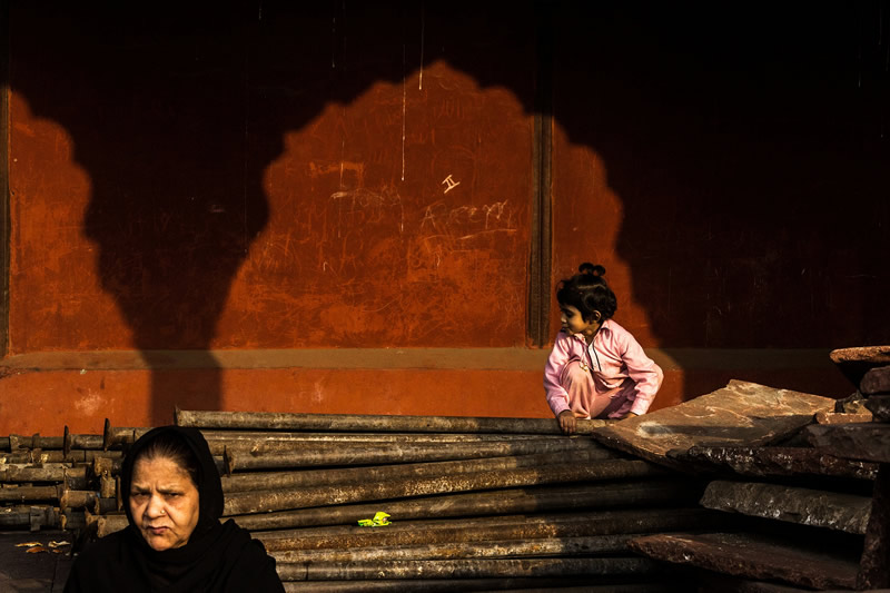 یک زن و دختربچه‌ای در مسجد جامع دهلی