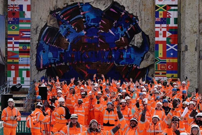 کارگران انگلیسی در مقابل ماشین حفاری برای تکمیل طولانی‌ترین تونل جنوب شرقی انگلستان