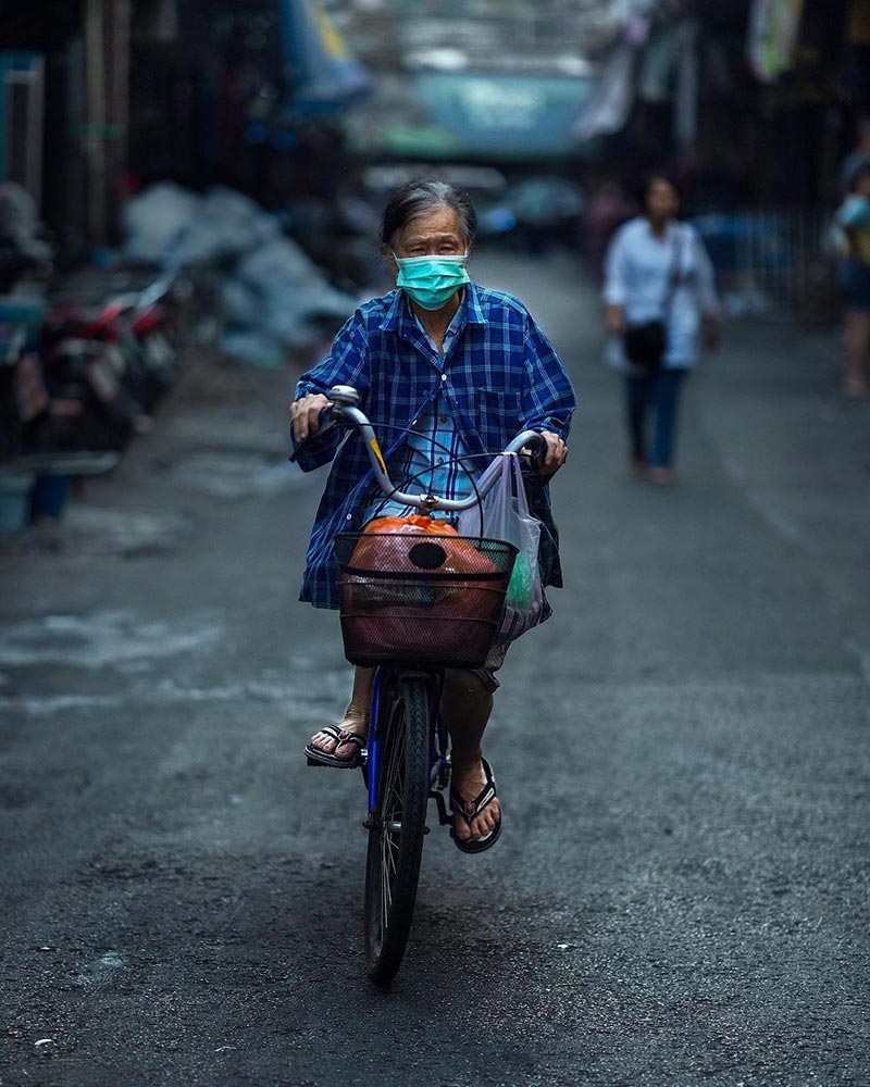 دوچرخه سواری با ماسک و کیسه‌های خرید در شهر چیانگ مای