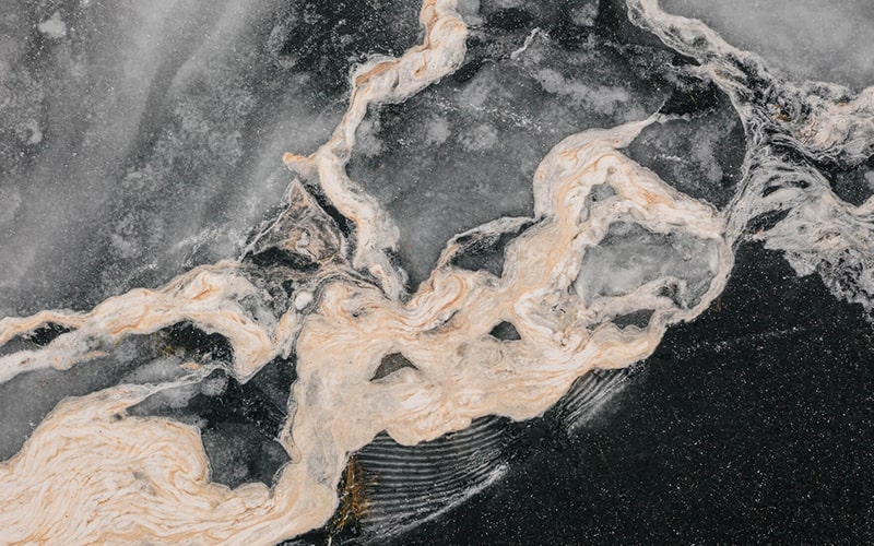 دریاچه‌ای یخ‌زده در نروژ به رنگ‌های روشن و تیره