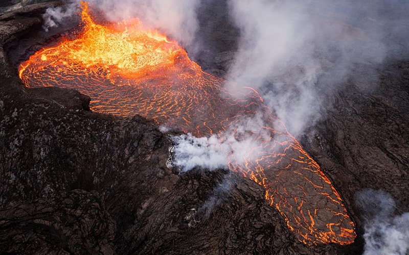 جریان گدازه‌ها از آتشفشانی در ایسلند