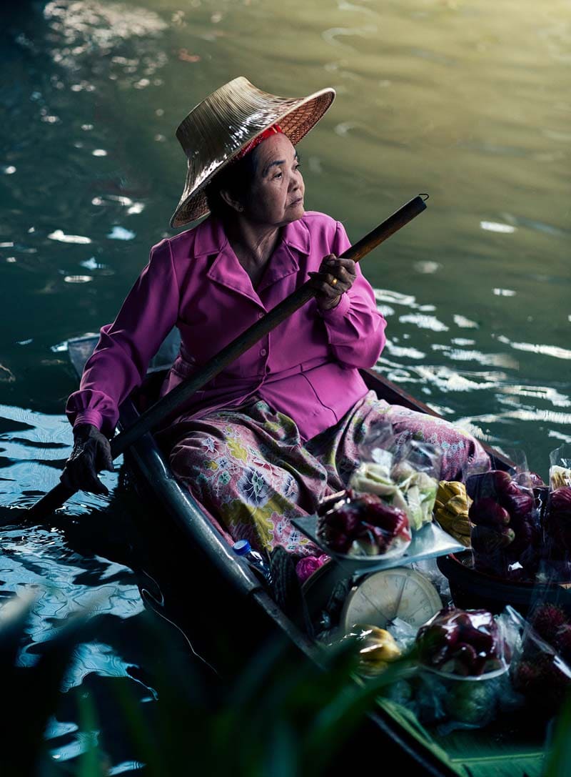 زنی در حال پارو زدن در قایقی در بانکوک