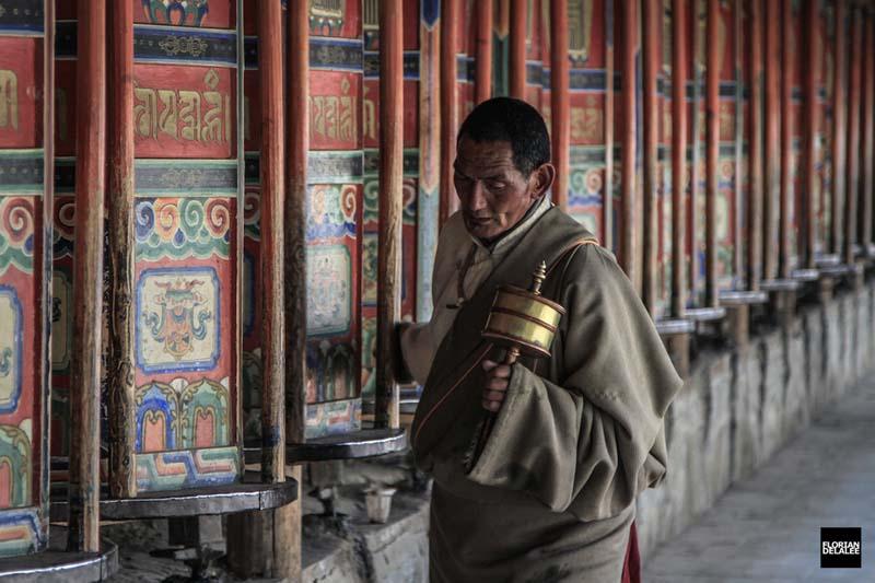 مرد راهب بودایی با لباسی مخصوص