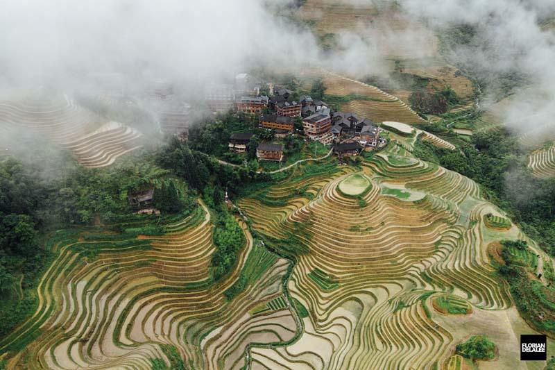 یک عکس هوایی از روستایی در چین زیر پوشش مه فراوان