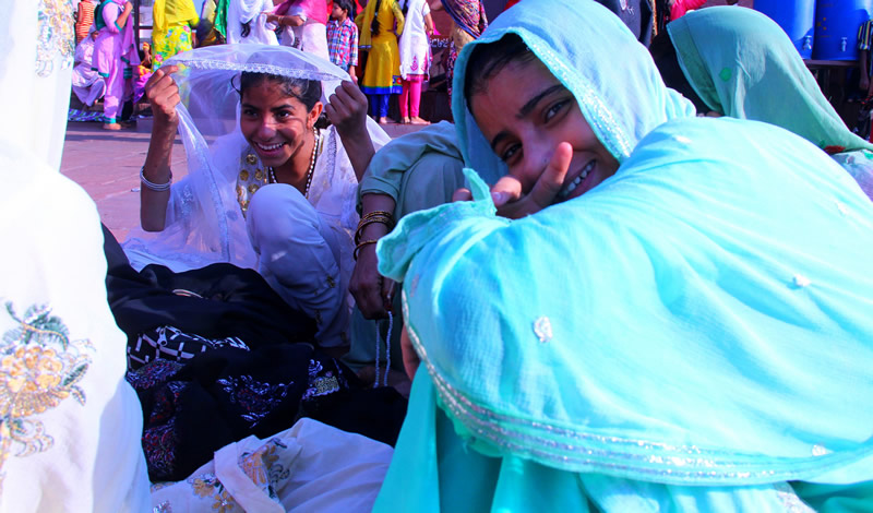 زنان با روسری‌های رنگی در مسجد جامع دهلی