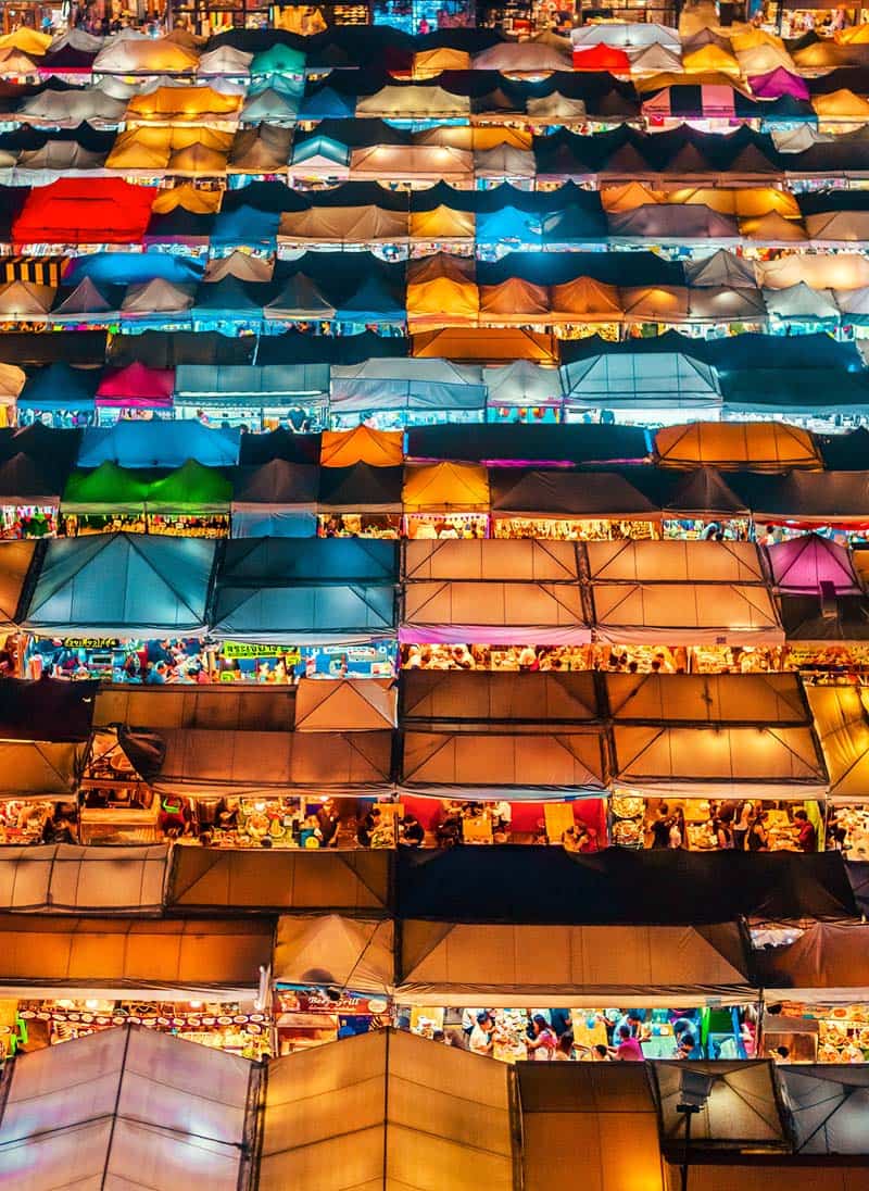 عکس هوایی از غرفه‌های رنگی در بازار بانکوک در تایلند