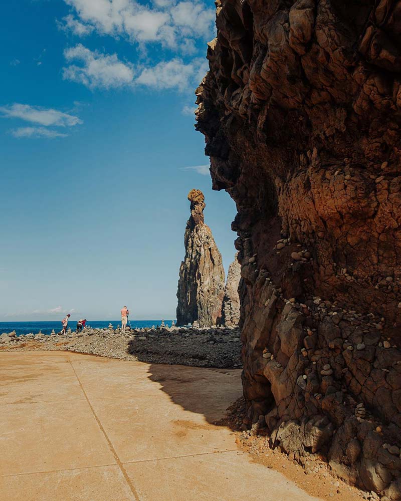 افرادی کنار صخره‌های ساحلی در جزیره مادیرا در پرتغال