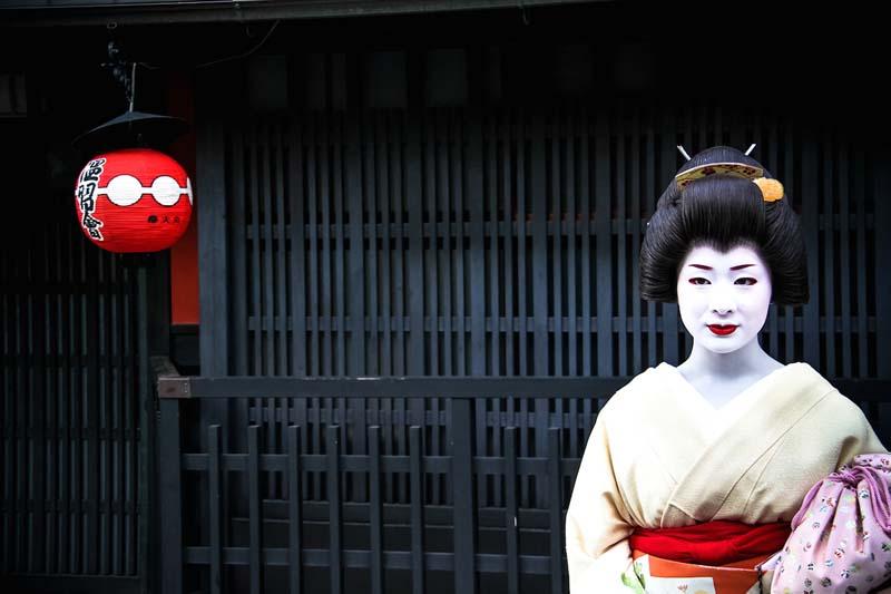 زن گیشای ژاپنی با کیمونو سفید
