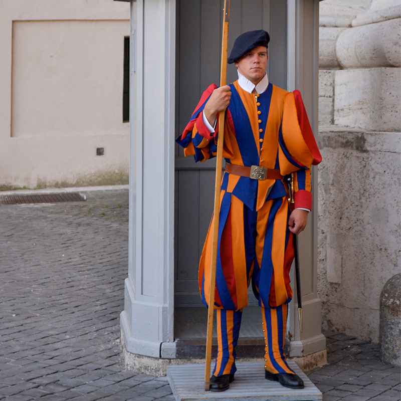 نگهبانی با لباس رنگی در رم