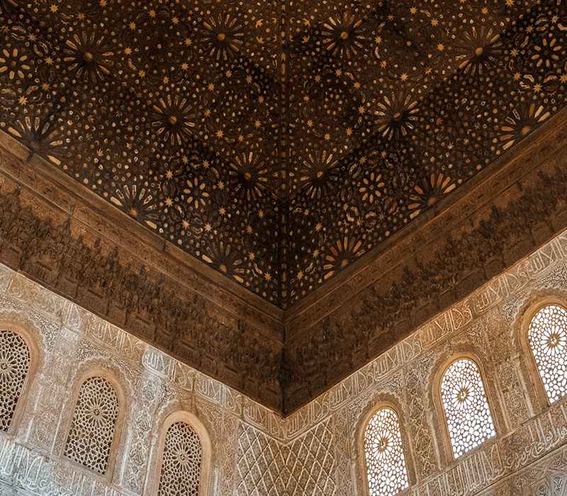 تزیینات سقف در کاخ الحمرا، منبع عکس: unsplash.com، عکاس: Izuddin Helmi Adnan