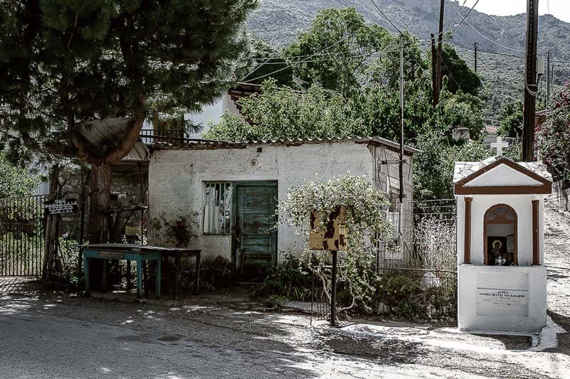 سازه‌ای سفید رنگ برای عبادت ونیایش در یونان