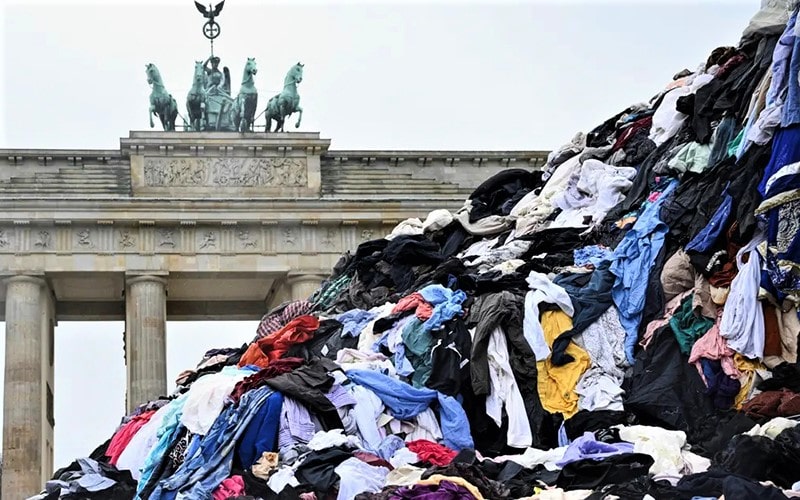 انباشت لباس‌های کهنه در دروازه برلین