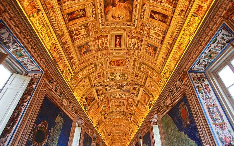 تزیینات سقف در ساختمانی تاریخی در رم