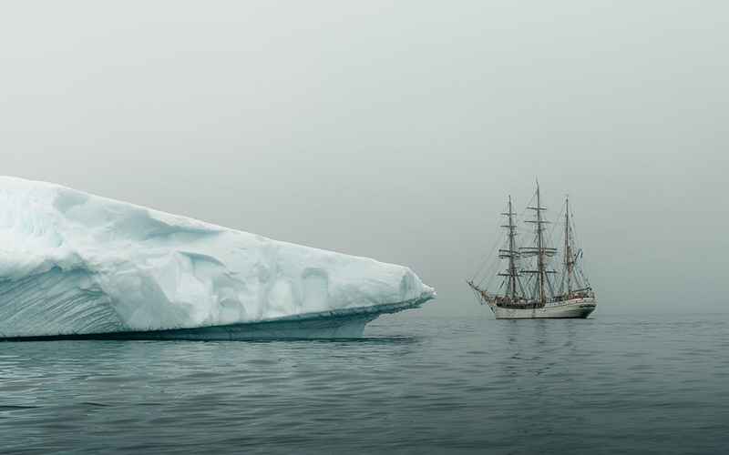 عبور کشتی از آب‌های جنوبگان