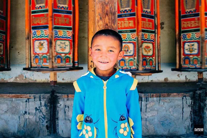 پسربچه آسیایی در یک معبد