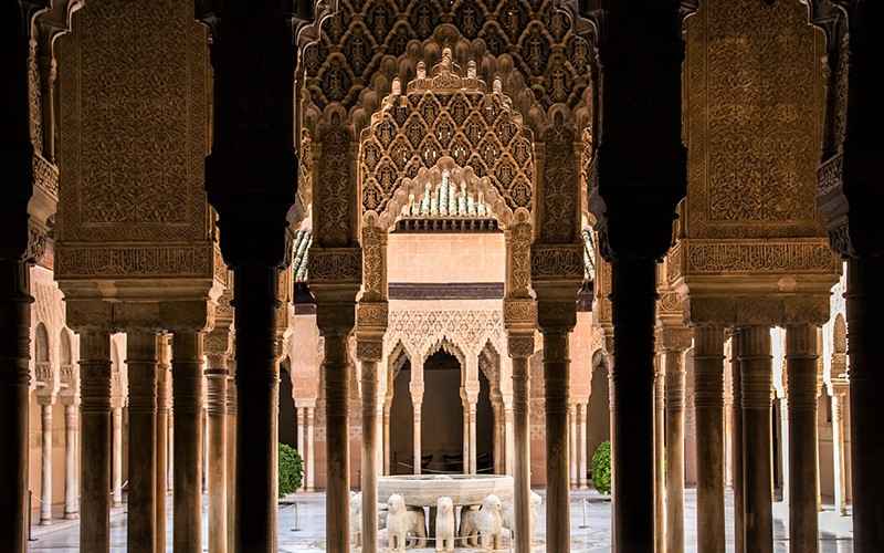 تزیینات ستون‌ها در قصر الحمرا، منبع عکس: britannica.com، عکاس: نامشخص