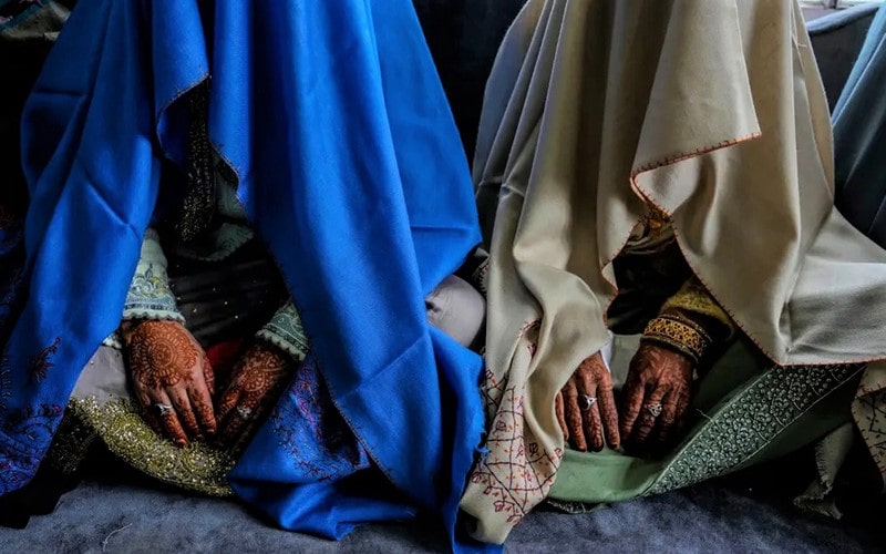 دو زن در مراسم عروسی در کشمیر