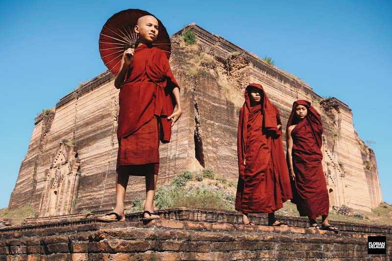 سه نوجوان آسیایی در لباس قرمز راهبان