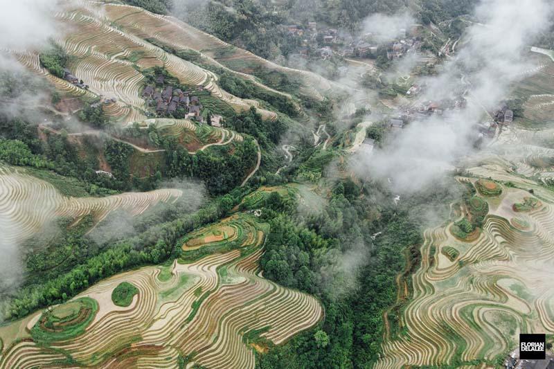 سایه ابر و مه بر روستایی در چین
